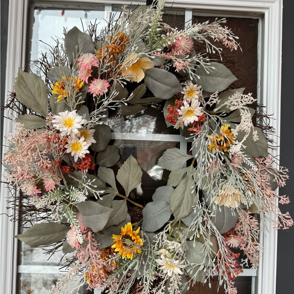 Faux floral wreath - Picture 3 of 3